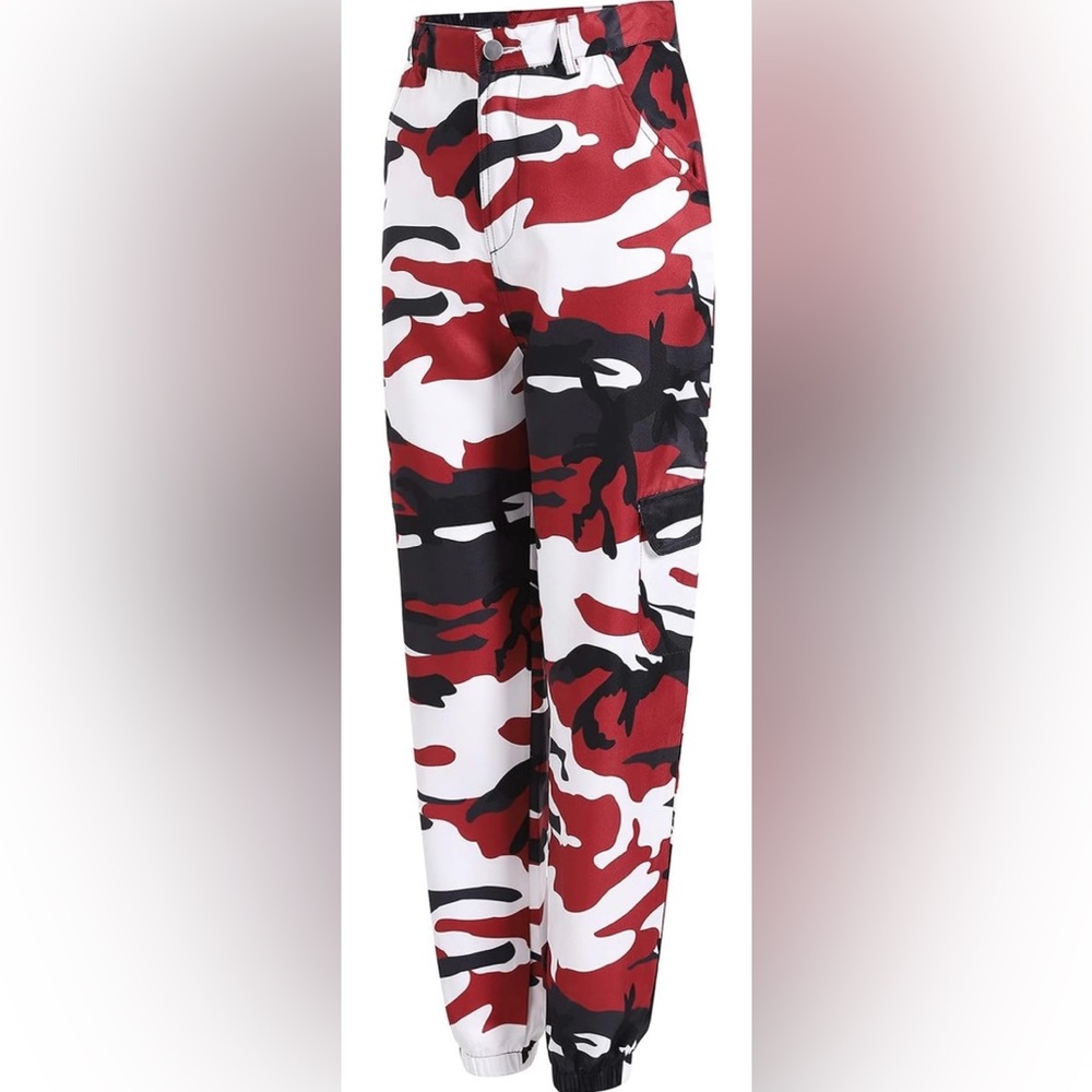 Camouflage Women pants size small NWOT